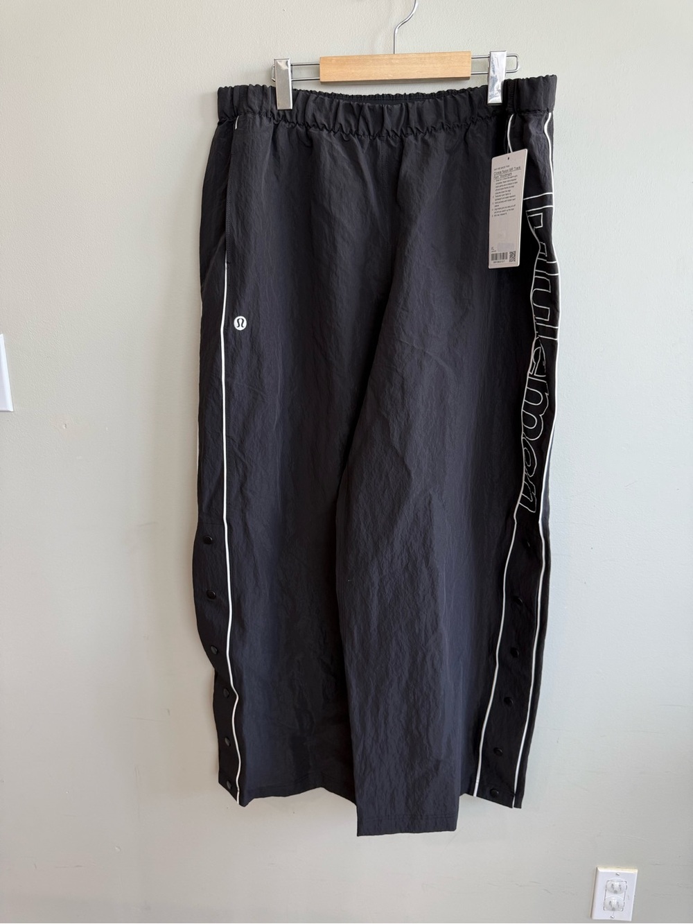 NWT Lululemon track pants with white piping side stripe crinkle nylon mid rise